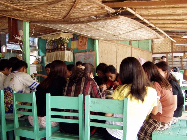 　５月の満月の日、ヤンゴンからツアー客がやって来て、レストランは大入り満員。周囲のレストランが閑古鳥状態なのを考えると、やっぱりここは評判がいいのだろう。そう言えばミャンマー人ガイドのホームページにも、バガンのレストランで唯一取り上げられていた。知る人ぞ知る存在なのかも知れない。<br />　写真は、女性ばかりのツアー客。全員ロンジーではなくスカートやジーンズという、ちょっと特異な集団。ほとんど会話はなく、食器がこすれ合う音だけが聞こえてきた。