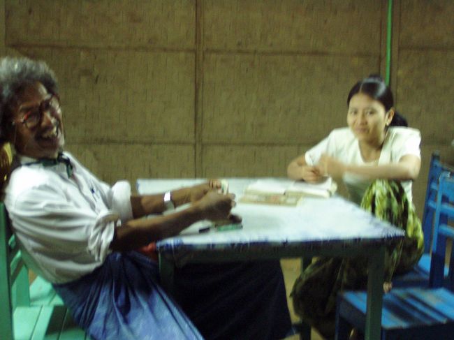 　バジャン氏とエティダの師弟コンビ。最近は、エティダも、ただ教えを乞うだけでなく、議論するようになって来た。<br /><br />　手ブレ御免。