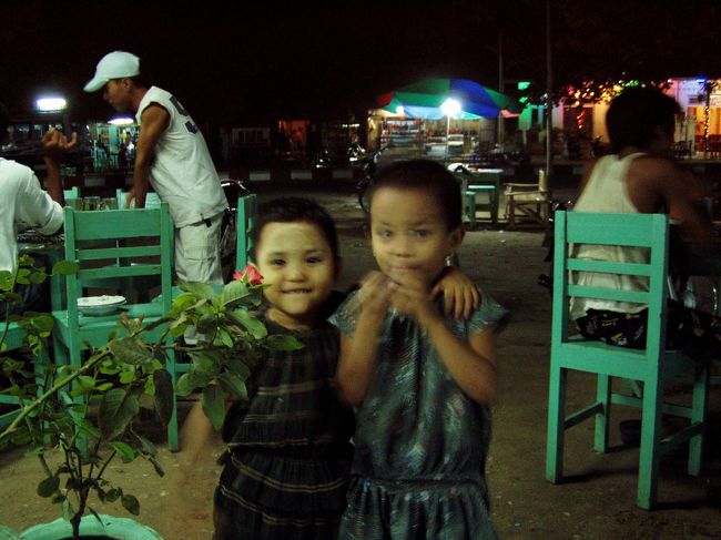 　次女の子供(左)と近所の女の子。またまた手ブレ御免。<br />たくさんの兄弟姉妹がいて、世捨て人、軍人、弁護士、馬車の御者ら、さまざまな人間模様が交錯する魅力的な田舎の食堂。ここの椅子に座って、ミャンマーラムをちびりちびりと嘗めるように飲んで周囲を見ていると、僕もずっとここにいたような、そんな幻影にとらわれる。来年もまた、ここにいられるだろうか。