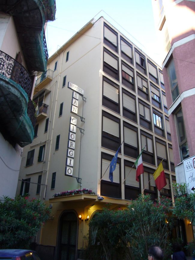 ナポリで泊まったホテルです。<br />ナポリ中央駅近くですが、内容はもうひとつだったかな？