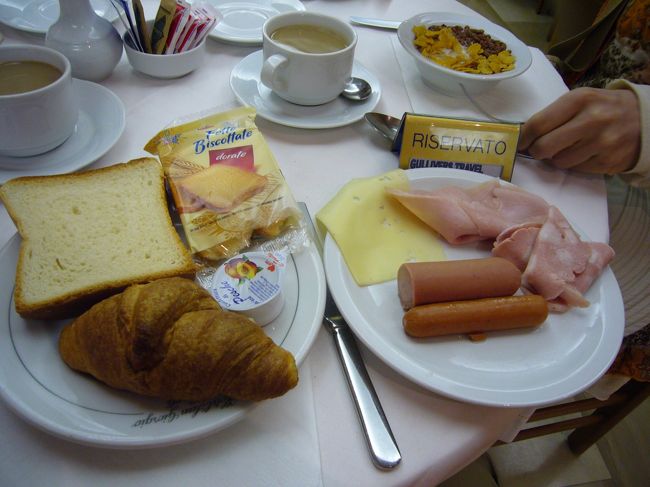 ナポリのホテルの朝食。<br />標準的なパンとハム・ソーセージの朝食でした。<br />ミラノのホテルよりは、朝食はましだったかな？<br />