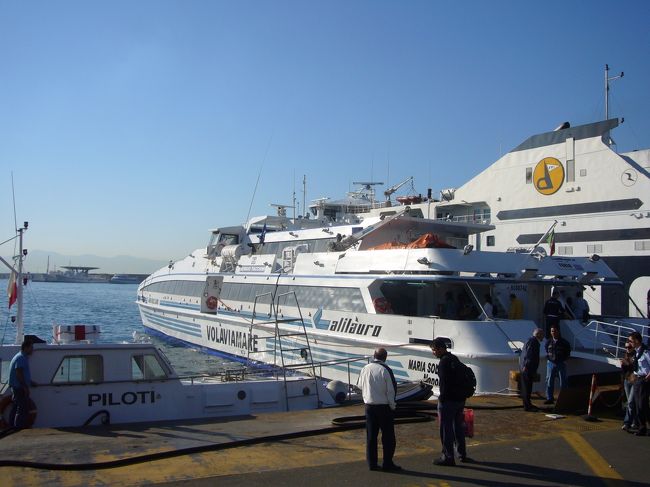 バスに乗ってナポリ港へ。<br />さあ、カプリ島に向けて出発です。<br />私たちは8時半頃出港の高速艇に乗りました。<br />青の洞窟は早い者順で中に入れます。<br />少しでも早く行かないと…。<br />ちなみに洞窟は光の加減で、午前中がお勧めです。<br />