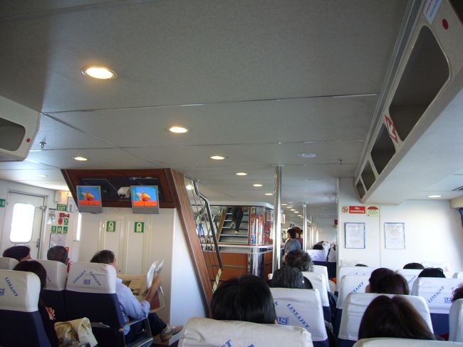 カプリ島に向かう高速艇の中。45分ほどの船の旅。<br />かなりのお客さんが乗っていました。<br />ほぼ全員が青の洞窟に行く人です。よってライバル…。<br />カプリ島に着いたら、ダッシュして、少しでも早く次の船に乗らないと…。<br />ツアーの団結力が試されます！？<br />