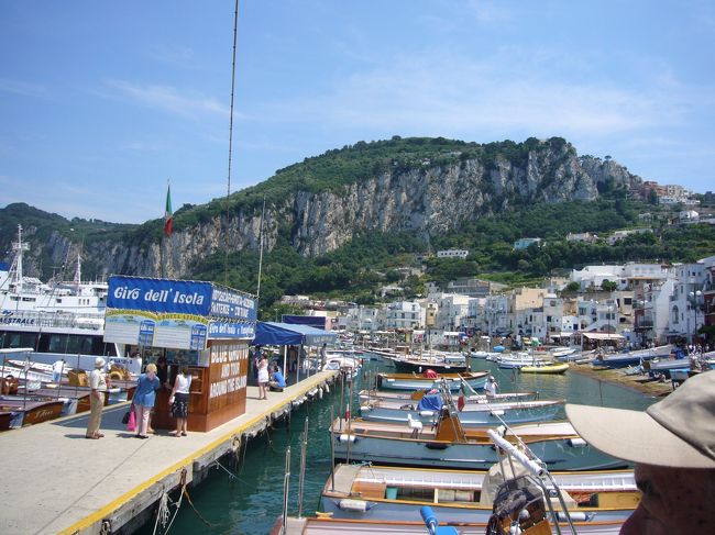 カプリ島には9時20分頃到着。<br />マリーナ・グランデからは、青の洞窟に向かう船に乗り換えです。ダッシュ！