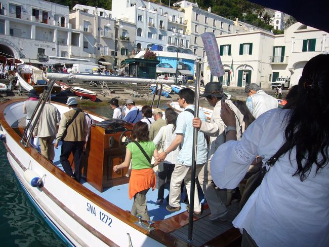 ツアーのメンバー41人がひとつの船に乗って、9時半頃に出発しました。<br />