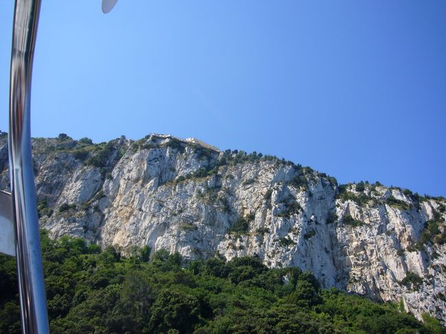 青の洞窟へ向かう途中は、断崖絶壁が続きます。<br />