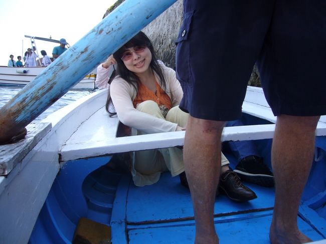 やっと順番が回ってきて、小舟に乗り換え。10時25分でした。<br />マリーナ・グランデを出て約1時間かかりました。<br />ちなみに、この船頭さんには、1ユーロのチップを、降りるときに渡すことになります。（乗り込んだ時に向こうから、要求してきますので事前に用意を）