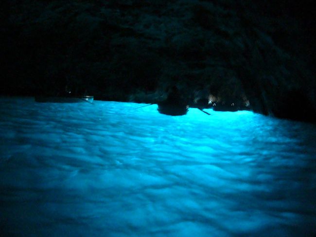 やっとこさ、青の洞窟に入れました。<br />本当に真っ青！<br />感動しながらも、カメラとビデオ撮りで大変…。<br />ちなみにこの青色を撮りたければ、決してフラッシュはたいてはいけませんよ！（海は真っ黒になります。）<br />またシャッタースピードを落とすと小舟の上ではブレます。できればISO感度を上げるなり、高感度モードにしてして撮ってください。<br />