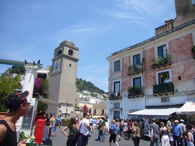 昼食後は、ウンベルト1世広場まで歩き、ここで約1時間の自由時間となりました。<br />カフェやおみやげ物屋が立ち並び、多くの人で賑わっていました。<br />時計台の下が、ケーブルカーの山上駅です。<br />