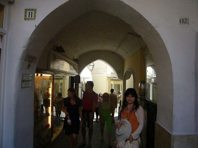 私たちは、道を奥へ奥へと党内散策。<br />アーチ状の通路があり、いかにも”地中海の島”<br />いつかの映画で見たようなシーンです。