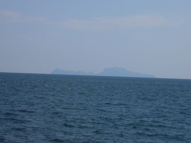 船から見たカプリ島遠景。<br />今日は晴れて良かった！