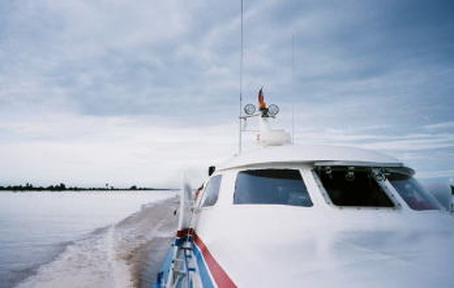 プノンペンからシェムリアップまではスピードボートで。