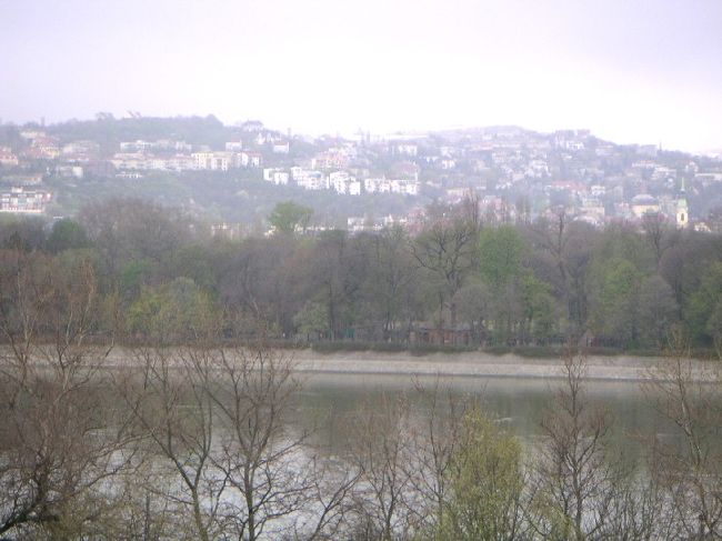 こんもりした緑の上に市街地が見えます。<br />実はこの緑の森はドナウ川の中州にあります。<br />丘陵の市街地と森の間にはもう一本のドナウ川が流れています。