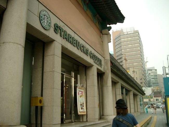韓国のスタバ。中身はいたって普通。<br /><br />全然客入ってなかったけど。。。<br />歩いてる人いなかったしなー