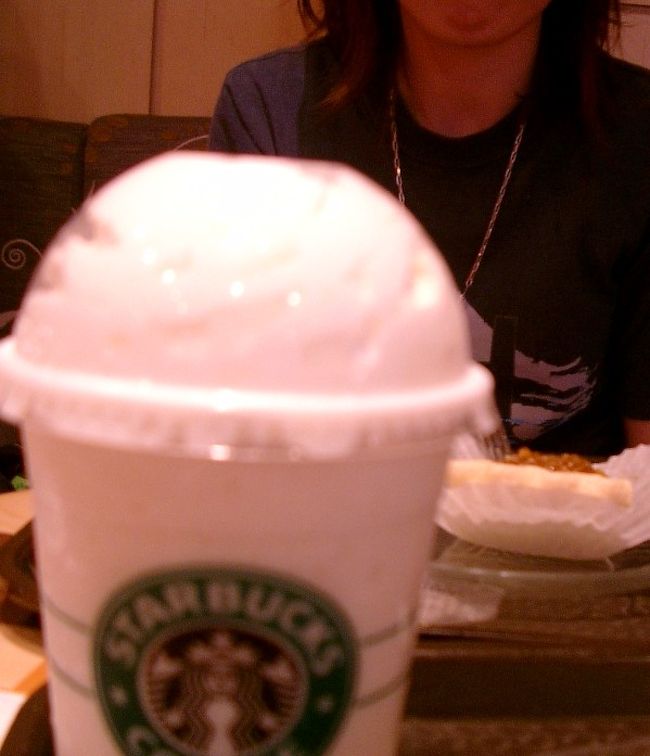 バニララテかなにかを頼んだら、クリームてんこ盛り。<br /><br />