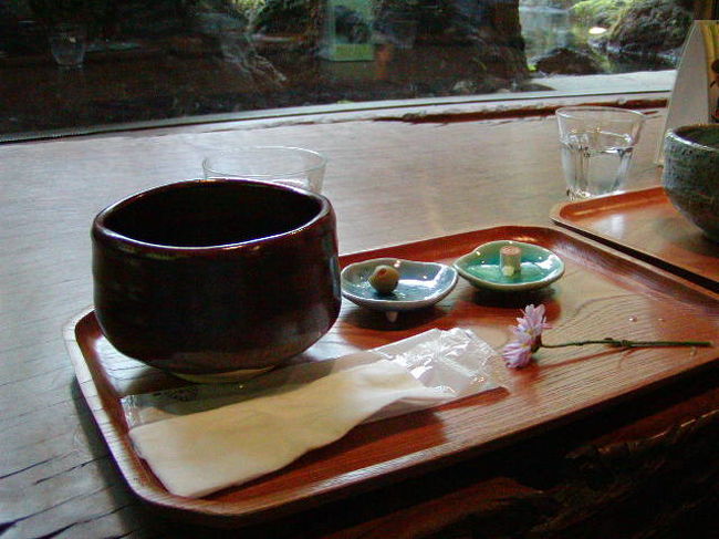 一竹の美術館の中には、お洒落なカフェなどがあります。<br />私たちは美しい庭を見ながらお茶を飲めるということなので、御抹茶やさんに・・・<br />前に広がるのは、日本庭園。<br />ゆっくりした一時を過ごしました。<br /><br />ここは、一竹に興味がなくても庭を見たり、トンボ玉のギャラリーを見たりと、美しいものが好きな方なら誰でも楽しめる美術館です。