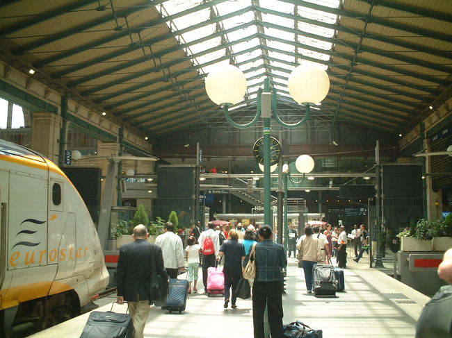 ロンドンからユーロスターで約３時間でパリ北駅に到着。<br />こんなところでゆっくり記念写真を撮っている間にタクシー乗り場は大行列。<br />結局３０分待ちでした。<br />タクシー乗る方は気をつけましょう。