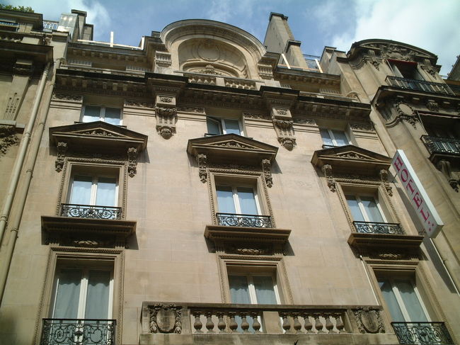 今回お世話になったのはオペラ座に近いドヌーオペラです。<br />http://www.hotel-daunou-opera.com/jap-hotel-daunou-opera.htm<br />フロントの方も笑顔で好感がもてました。