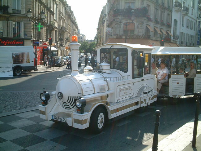 まずは前回見逃したサクレクール大聖堂へ。<br />高台にあるとのことで写真のプチトランで向かいます。<br />このプチトラン、意外と運転が荒くて、通行人に当たりそうになり急ブレーキなんてコトも・・・。