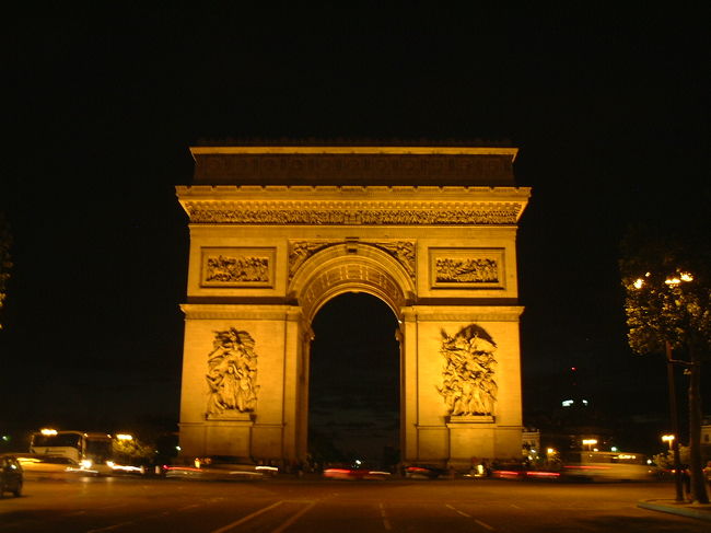 お約束の凱旋門。<br />夜景のライトアップが綺麗です。