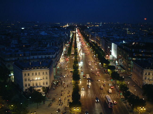 凱旋門を上ってみるパリの夜景はいいですね。<br />写真のシャンゼリゼ通りのほか、エッフェル塔も見えます。