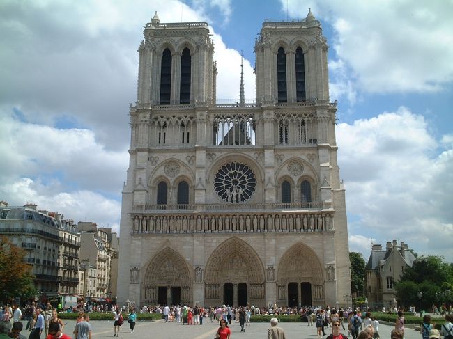 またまたお約束のノートルダム寺院。<br />前回はチョット中を見ただけだったけれど、今回は上るんだ！
