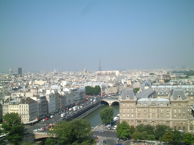 眼下にはセーヌ川、遠くにはエッフェル塔。<br />パリだなぁ〜