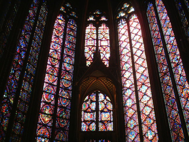 サント・シャペル教会。<br />ステンドグラスがとても綺麗です。<br />ノートルダム寺院近くでお勧めです。<br />最高裁判所と同じ敷地にあり、入るためにセキュリティーチェックを通るのでチョット時間が掛かりました。