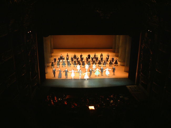 夜はオペラ座でバレエ鑑賞。<br />さすがに安いチケットだけあって、天井に手が届きそうなくらい高い位置でした・・・。<br />あんまりケチッちゃいけませんね。
