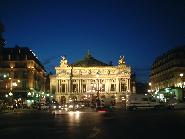 バレエが終わるころには外は暗くなっていました。<br />夜のオペラ座もライトアップしていて綺麗です。