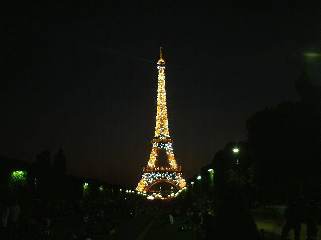 エッフェル塔の夜景。<br />正面のシャン・ド・マルス公園から。<br />公園内は花見ならぬ「エッフェル塔見」の宴会場と化していました。<br />２３時〜１０分間ピカピカ光って感動。<br />写真は残念ながらボケちゃいました。