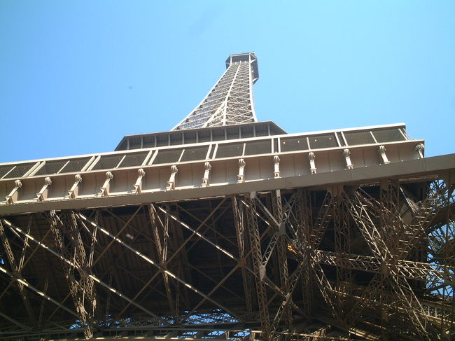 さぁ、エッフェル塔に上ろう！<br />って、上ってばかっり？？？