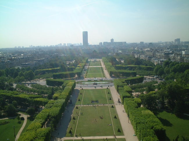 チケット売り場に来てビックリ！<br />なんで？　なんで？　なんでこんなに混んでるの？？？<br /><br />チョット並んでみたものの全然進まない・・・（泣）<br /><br />ホントは最上階を目指していましたが、あきらめて階段で１階へ。<br />安かったし、まっいっか〜。<br />昨日の宴会場シャン・ド・マルス公園も、しっかり綺麗になっていました。
