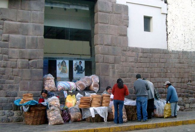 朝市です。<br />パンとか野菜とか売ってました。<br />こんなお店が、インカの石組みの前に何軒も出ています。