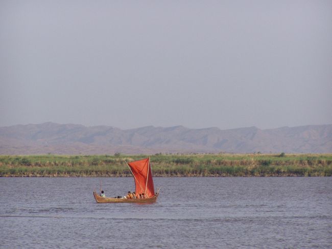 　漂流していると表現した方が良さそうな簡素な帆掛け舟。大丈夫かいな。