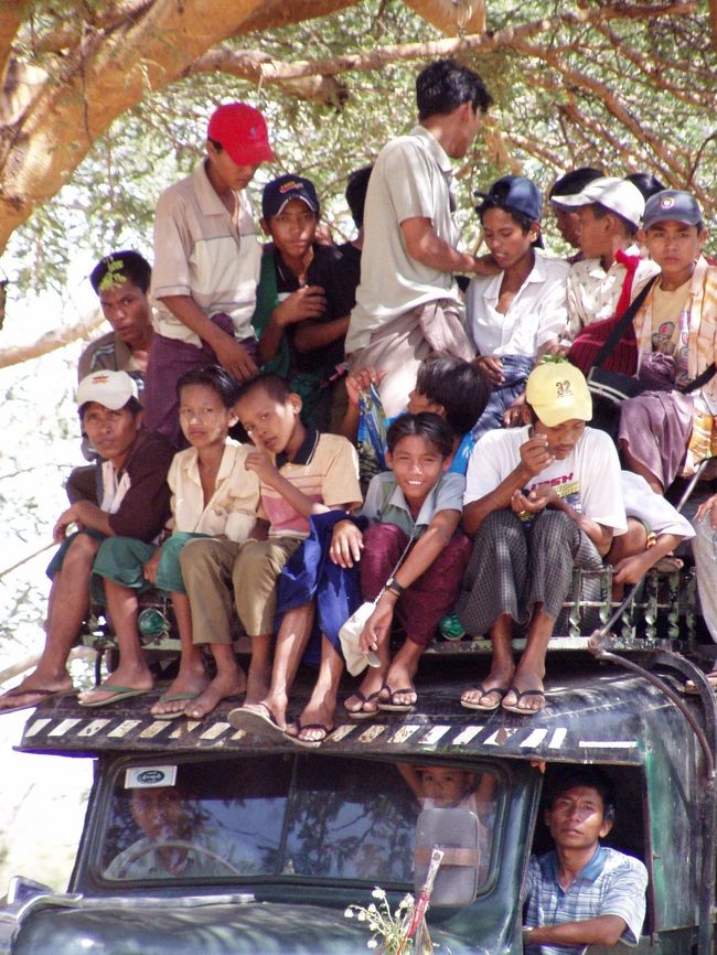 　で、屋根まで子供であふれかえりました。なぜかみんなカメラ目線。<br /><br />　ブーペヤーにて。