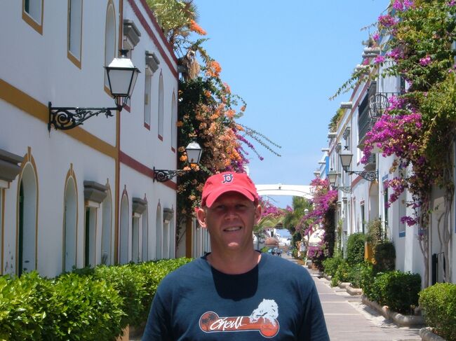 コロニアル風の建物がとても素敵です。友人のStuart。カナリア島もイギリスの植民地で彼らは毎年訪れています。