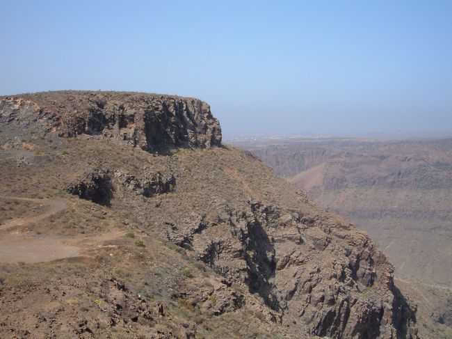 モガンからさらに内陸に入るとまるでグランドキャニオンのような景色が続きます。