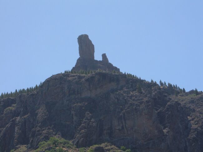 Roque Nublo。1700mのやまの上にある60mの岩。　壮大です。