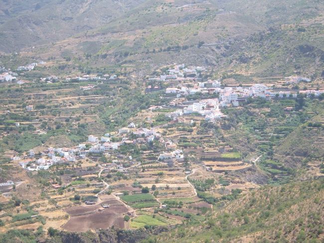 山間にある小さな村のテヘーダ。