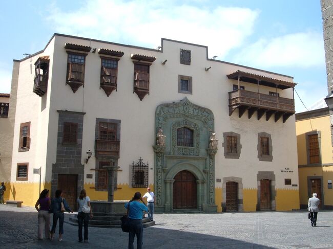 Casa de Colon。典型的なカナリア風木のバルコニーの美しい建物です。今は博物館になっています。