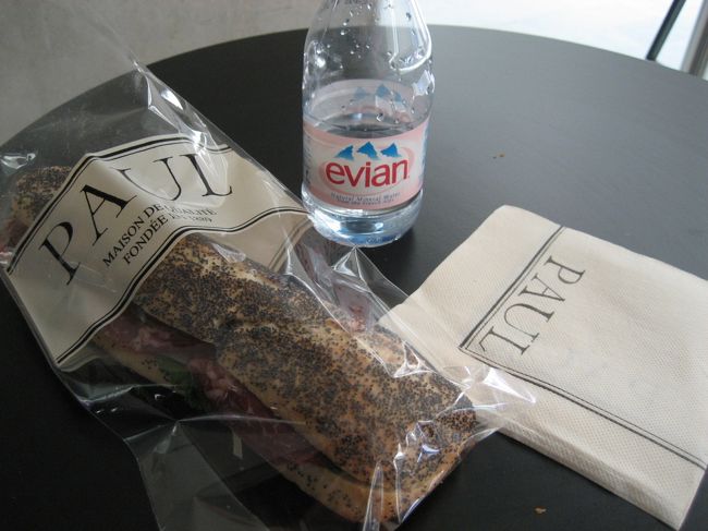 待ち時間がたくさんあるので、カフェをいろいろ回ってみる。<br />ふむふむ、コーヒー2.3ユーロ、カプチーノ3.6ユーロが相場かな。<br /><br />カフェ「Paul」にて「SAND COPPA COMPTE」を注文！4.90ユーロ。<br />ボリュームがめちゃくちゃあって、半分で十分。<br />機内食があったら食べられなくなるもんね（苦笑）<br />残りは明日に回しました。