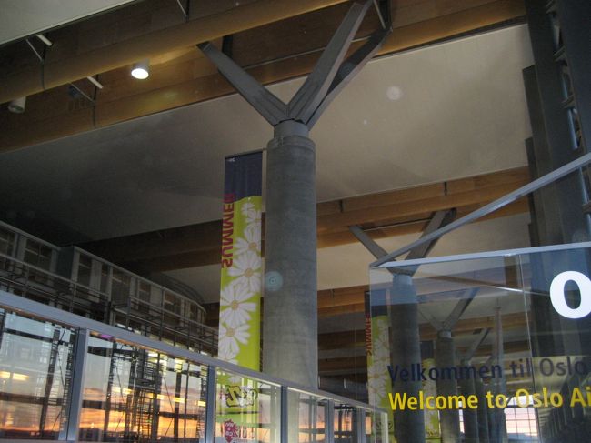 結局１時間遅れで出発（＞＜）<br />まぁ、海外ではたまにあることですね。<br />飛行機の窓から見えた夕焼けがとってもきれいでした。<br /><br />機内食がでるか見てたら、来ましたっ！<br />クスクスとパイとアップルタルトでした。<br />コーラと一緒に頂きました。<br /><br />オスロ空港に到着！<br />随所に木が使われた温かみがある空港に思いました。<br />バゲージのピックアップに向かいます。<br /><br />しかしここで失敗！<br />空港の写真をとってたら、バゲージのターンテーブルを間違えたっ！<br />だんだん人が少なくなるにつれ、不安がつのり、<br />ディスプレイをみると、パリからという表示がないっ！<br />隣のターンテーブルでしたっ！<br />しかもすぐに自分のスーツケースが見つかった＾＾；<br />あーあ。