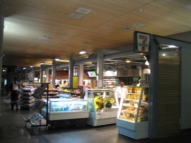 オスロ空港にもセブンイレブンがあってびっくりしましたｗ<br />街中にはあると聞いていたのですが。<br />明日用にクラブサンドイッチとペットボトルの水を購入。<br />レジで値段を聞いてびっくり。52NOK（約1,000円）！！<br />日本なら高くても500円くらいでしょうか。<br />サンドイッチは一回りサイズが大きいです。