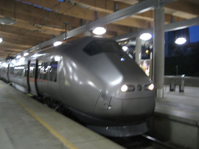 FlyToget、かっこいいです♪<br />全席自由席でした。<br />オスロ駅に向かう途中、<br />まだ少しだけ空が夕焼けに染まっていて感動☆<br />