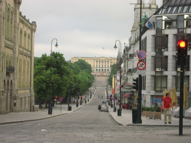 繁華街をぬけると、通りの先に王宮がみえた！<br />待ってろよ〜、今から行くからなぁ（笑）<br /><br />この時間でも半そででちょうど良かったです。<br />月曜の早朝、駅に向かう人の中、逆行中。
