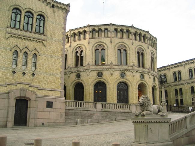 王宮に向かう途中、左手に国会議事堂がありました！<br /><br />ガイドブックによると2005年にさっぽろ雪祭りのモデルになったそうです。知らなかった！！<br />1866年にたてられたそうです。