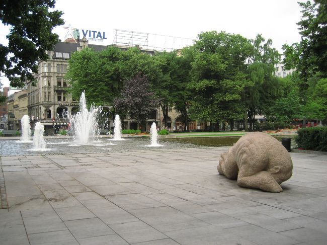 噴水の近くに何やら怪しい動物？の像が。<br />気になったので撮ってみました＾＾；<br />結局、正体分からず。。。