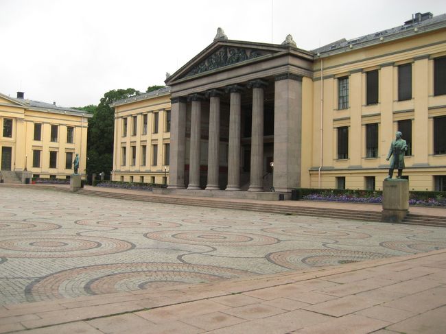 ノルウェーの名門大学のオスロ大学です。<br />これもカールヨハンス通り沿いにあります！<br />写真をとっている間にも学生と思われる方々が<br />脇を通り過ぎていきます。<br /><br />花壇にきれいな花がいっぱい咲いていました。