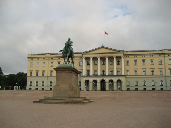 王立劇場、オスロ大学を通り過ぎ、ひたすらカールヨハンス通りを進む。歩くこと30分くらい。<br />ついにカール・ヨハンの像がたつ王宮に辿り着きました！！現ノルウェー国王が暮らす建物です。クリーム色がきれいでした♪